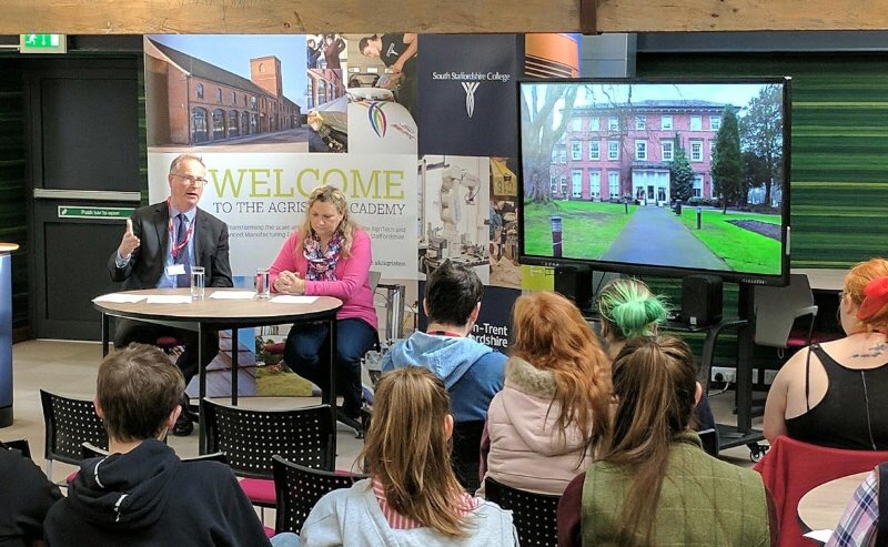 digital signage screens touch screen  