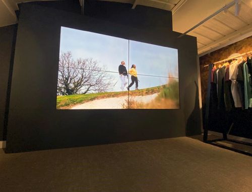 digital signage screens video wall lobby