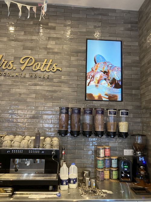 digital signage screens menu boards fast food 