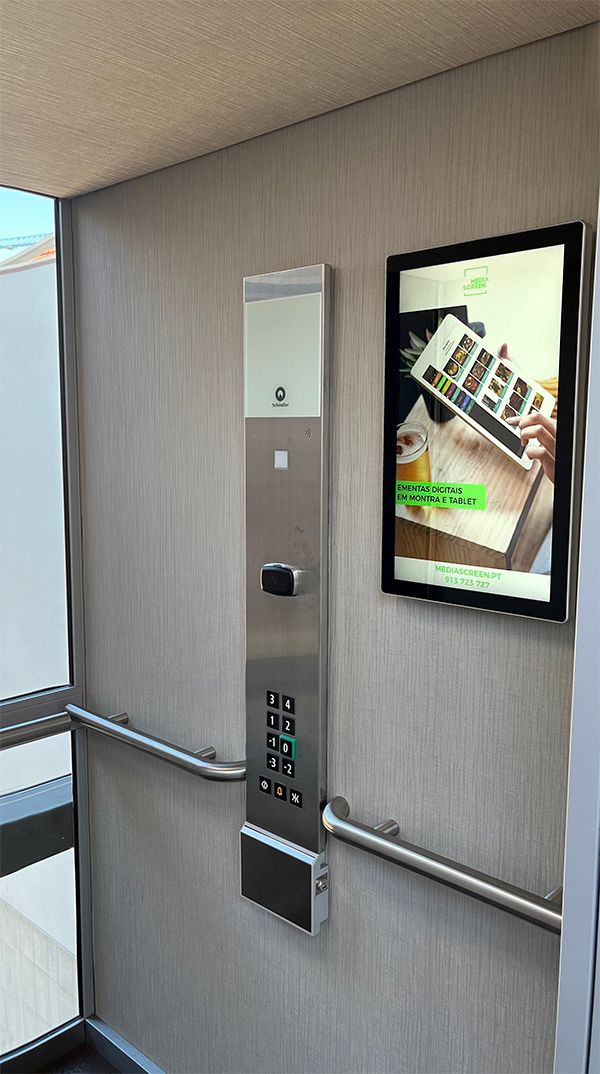 digital signage screen hospital