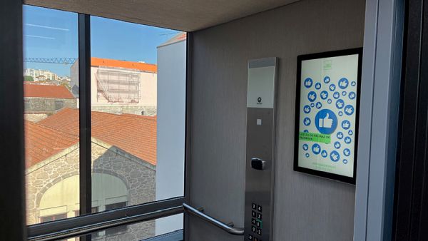 digital signage screen hospital