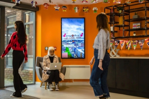 digital signage screen hospital