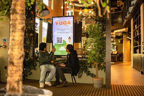 digital signage screen hospital