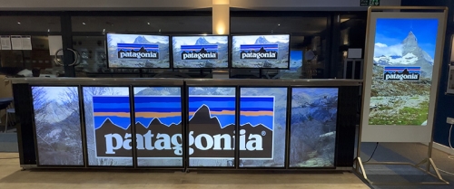 digital signage screen retail department store 