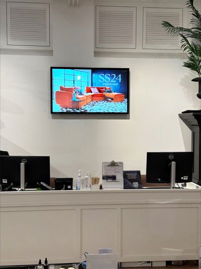 digital signage screen hospital