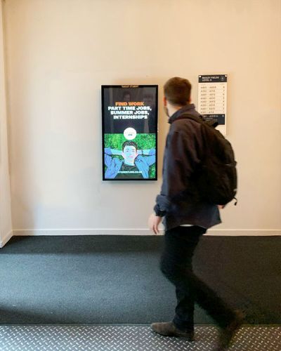 digital signage screen hospital