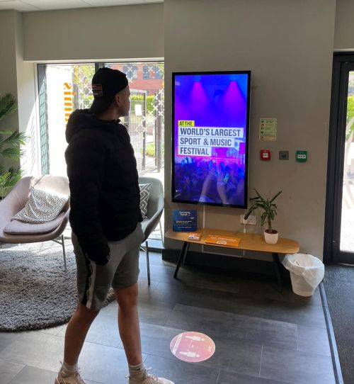 digital signage screen hospital