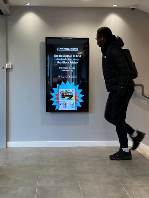 digital signage screen hospital