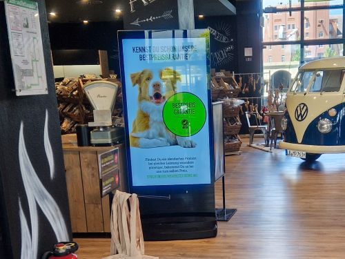 digital signage screen hotel