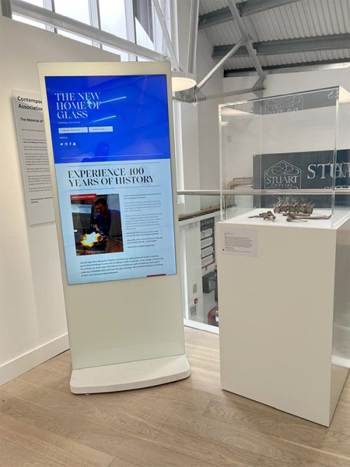 digital signage screen hotel