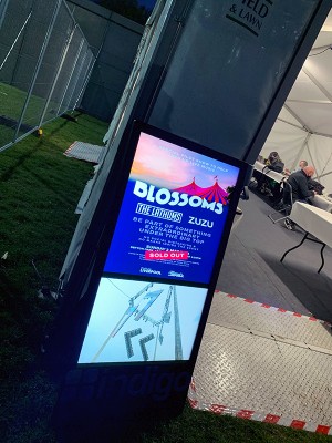 digital signage screen large monitor