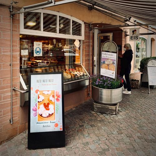 digital signage screen large monitor