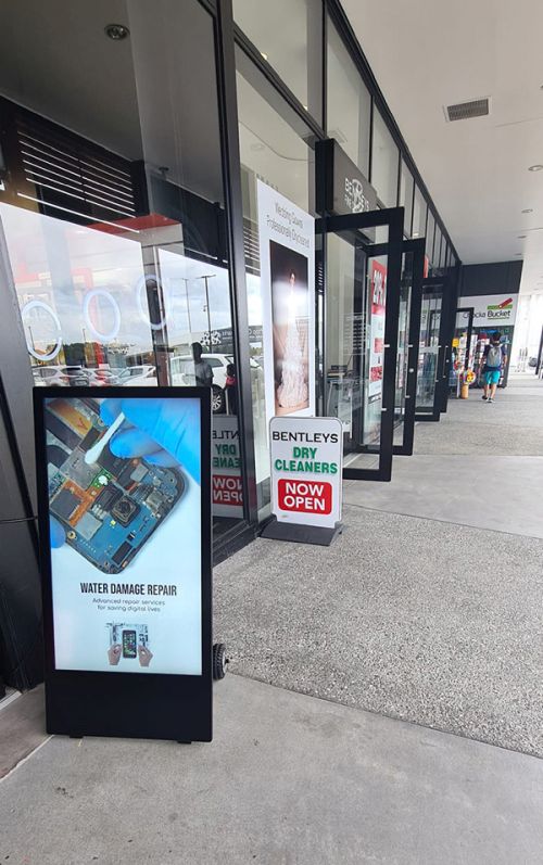 digital signage screen large monitor