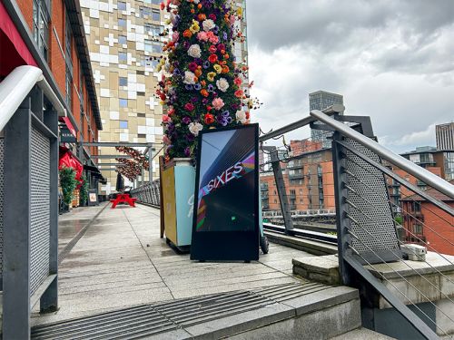 digital signage screen large monitor