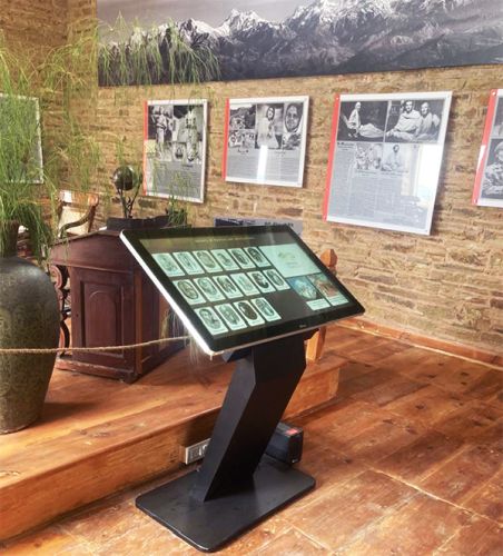 digital signage screens touch screen kiosk