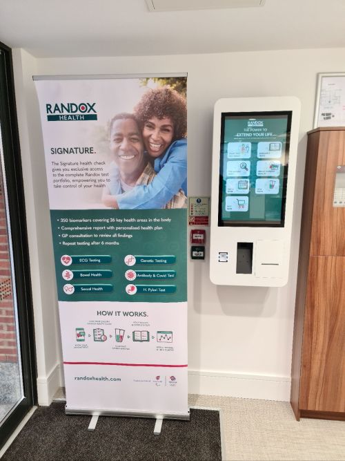 digital signage screens touch screen alluminium bezel